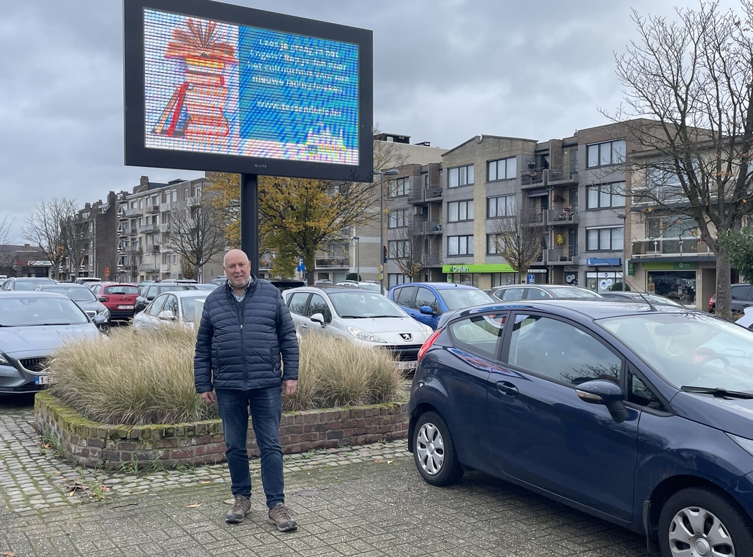 Raadslid Ronny Carmans op de Vismarkt, één van de sites van het masterplan